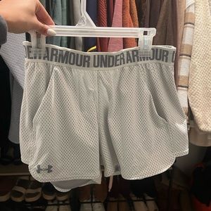 UNDER ARMOUR WHITE SHORTS
